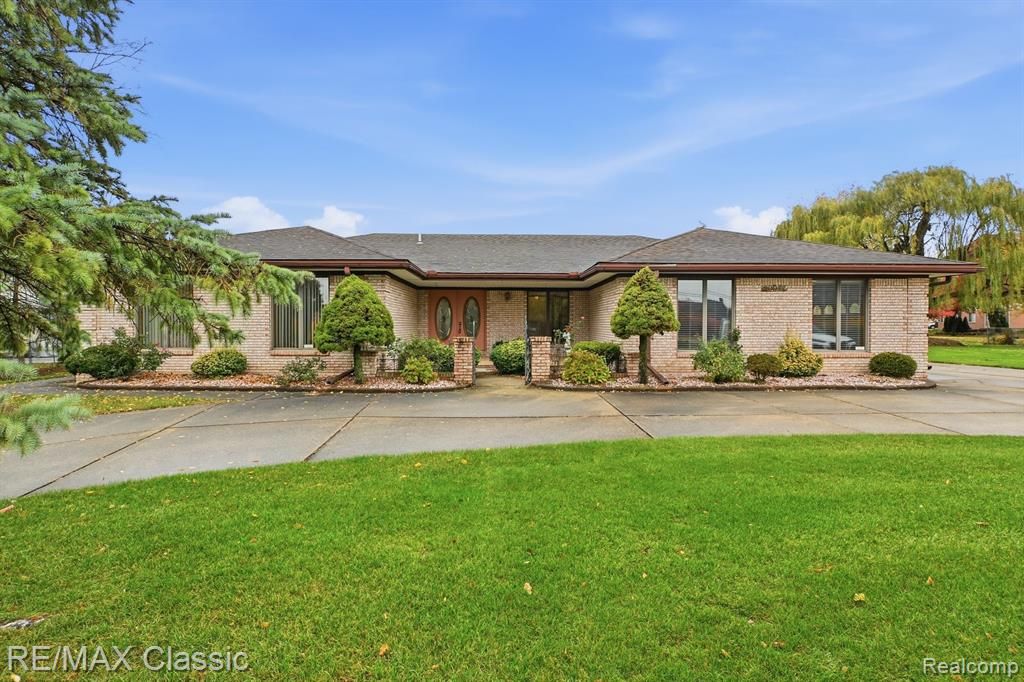 20077 Gill Road, Livonia, MI 48152