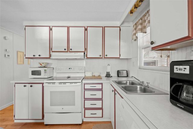 37100 8TH AVENUE, Zephyrhills, FL 33542