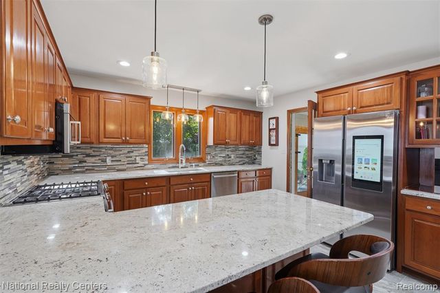 169 Mckinley Avenue, Grosse Pointe Farms, MI 48236
