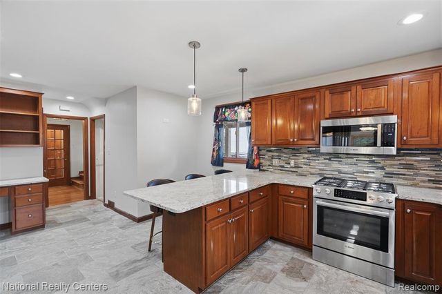 169 Mckinley Avenue, Grosse Pointe Farms, MI 48236