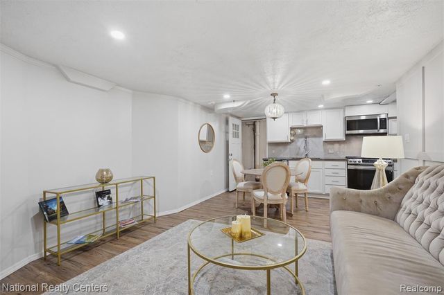 169 Mckinley Avenue, Grosse Pointe Farms, MI 48236