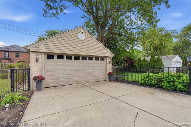 169 Mckinley Avenue, Grosse Pointe Farms, MI 48236