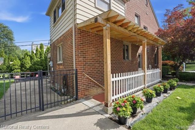 169 Mckinley Avenue, Grosse Pointe Farms, MI 48236