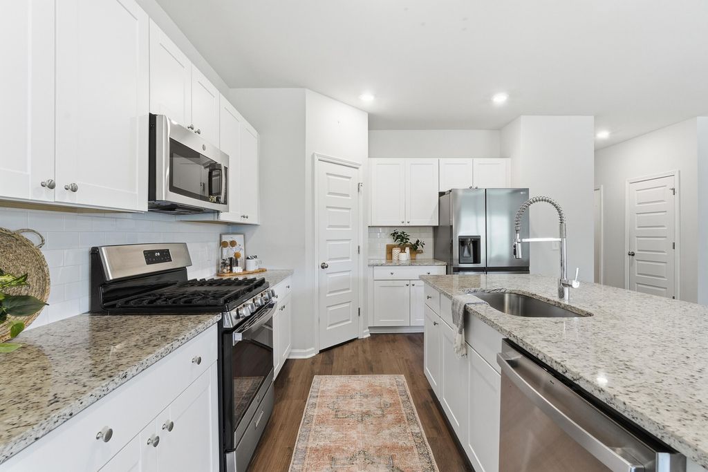 Image 7 of property listing at 285 Firewheel Court, Summerville, SC 29486