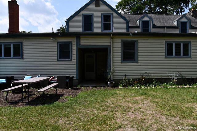 9039 Peer Road, South Lyon, MI 48178