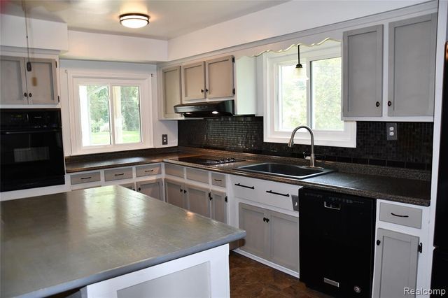 9039 Peer Road, South Lyon, MI 48178