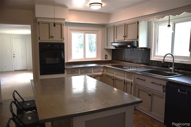 9039 Peer Road, South Lyon, MI 48178
