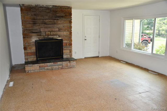 9039 Peer Road, South Lyon, MI 48178