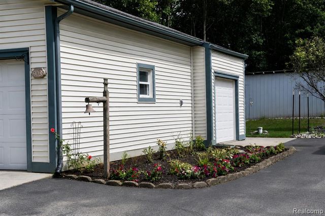 9039 Peer Road, South Lyon, MI 48178