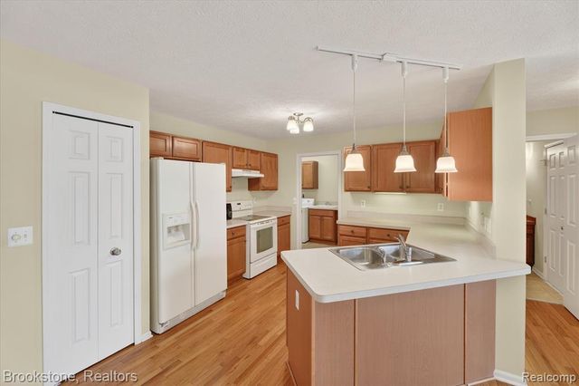 986 Spirea 44, Howell, MI 48843