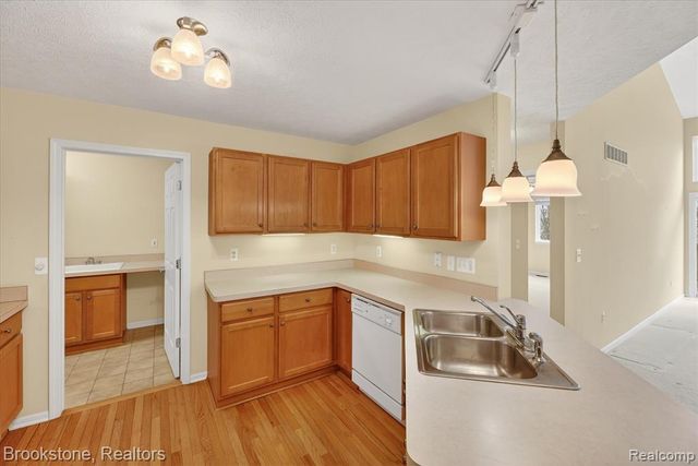 986 Spirea 44, Howell, MI 48843