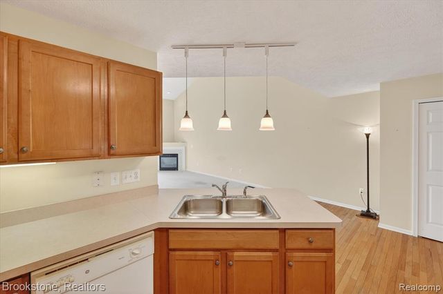 986 Spirea 44, Howell, MI 48843