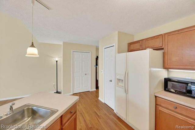 986 Spirea 44, Howell, MI 48843