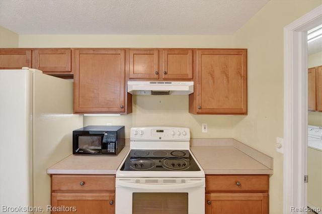 986 Spirea 44, Howell, MI 48843