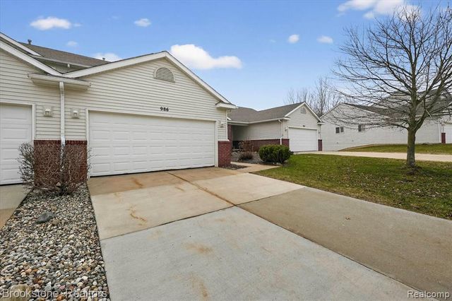 986 Spirea 44, Howell, MI 48843