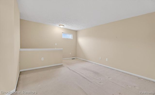 986 Spirea 44, Howell, MI 48843