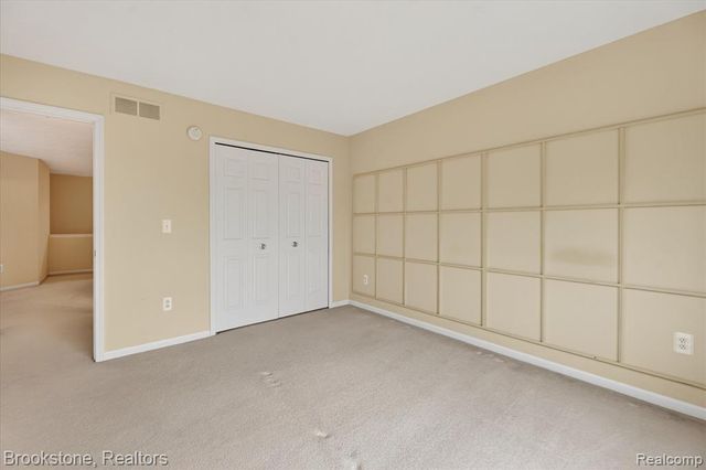 986 Spirea 44, Howell, MI 48843