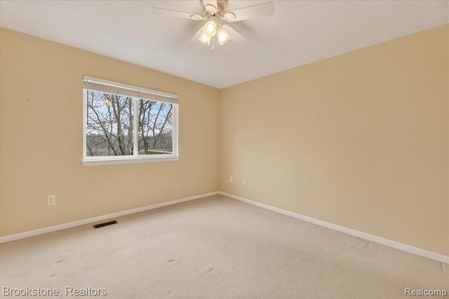 986 Spirea 44, Howell, MI 48843