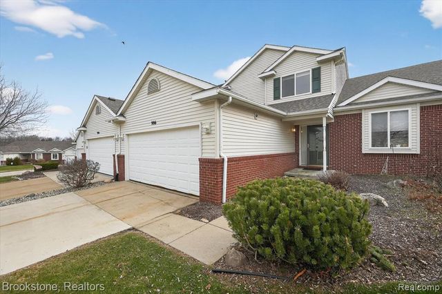 986 Spirea 44, Howell, MI 48843