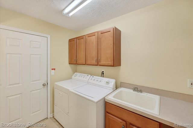 986 Spirea 44, Howell, MI 48843