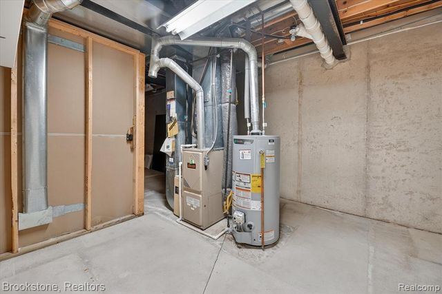 986 Spirea 44, Howell, MI 48843