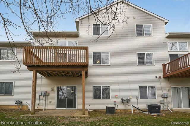 986 Spirea 44, Howell, MI 48843