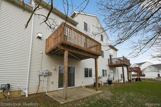 986 Spirea 44, Howell, MI 48843