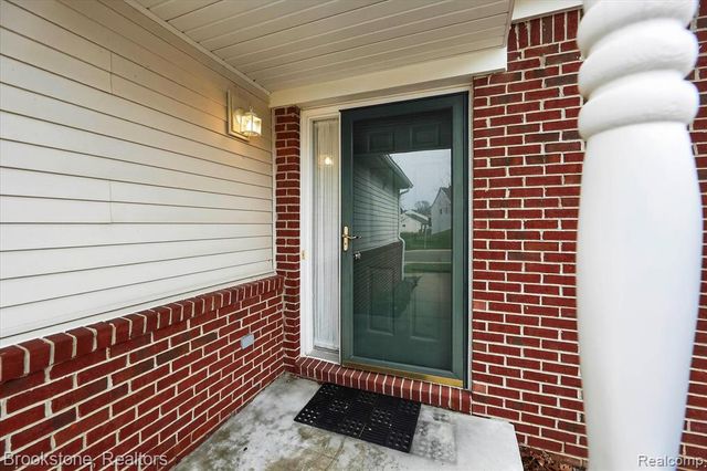 986 Spirea 44, Howell, MI 48843