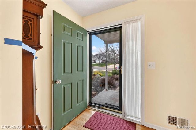 986 Spirea 44, Howell, MI 48843