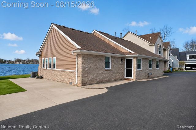 560 Black Oaks Trail, Howell, MI 48843