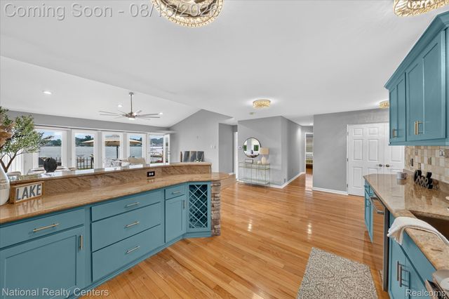 560 Black Oaks Trail, Howell, MI 48843