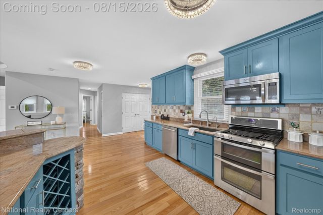 560 Black Oaks Trail, Howell, MI 48843