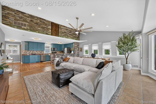 560 Black Oaks Trail, Howell, MI 48843