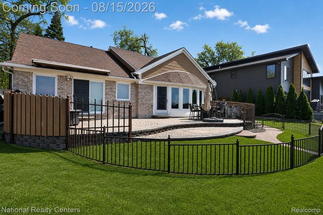 560 Black Oaks Trail, Howell, MI 48843
