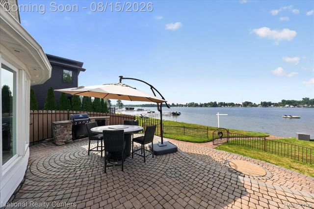 560 Black Oaks Trail, Howell, MI 48843