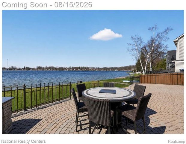 560 Black Oaks Trail, Howell, MI 48843