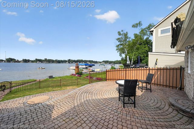 560 Black Oaks Trail, Howell, MI 48843