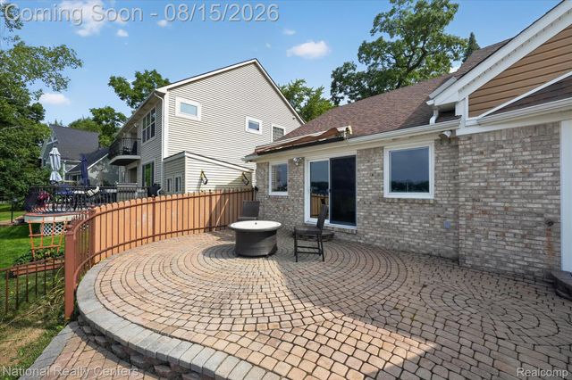 560 Black Oaks Trail, Howell, MI 48843