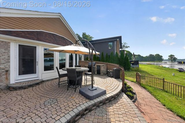 560 Black Oaks Trail, Howell, MI 48843