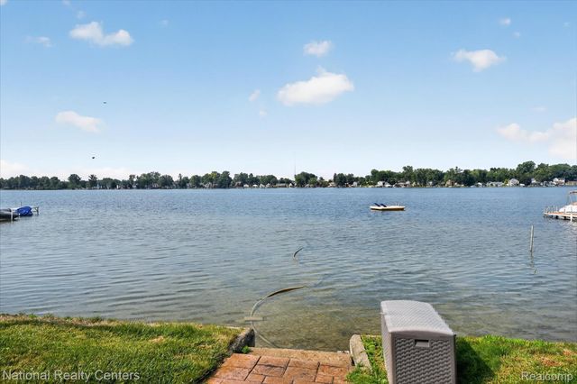 560 Black Oaks Trail, Howell, MI 48843