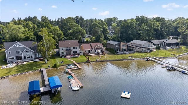 560 Black Oaks Trail, Howell, MI 48843