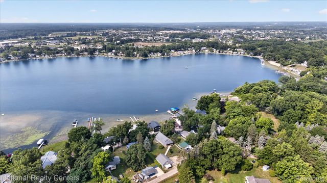 560 Black Oaks Trail, Howell, MI 48843