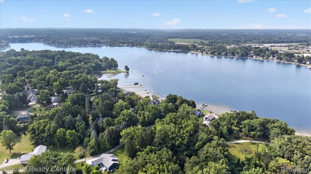 560 Black Oaks Trail, Howell, MI 48843