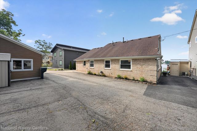 560 Black Oaks Trail, Howell, MI 48843