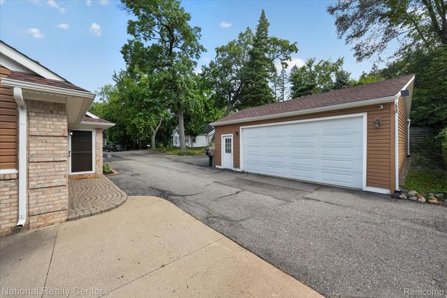 560 Black Oaks Trail, Howell, MI 48843