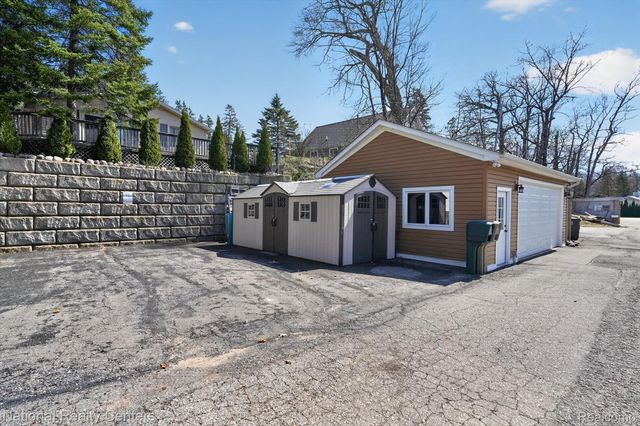 560 Black Oaks Trail, Howell, MI 48843