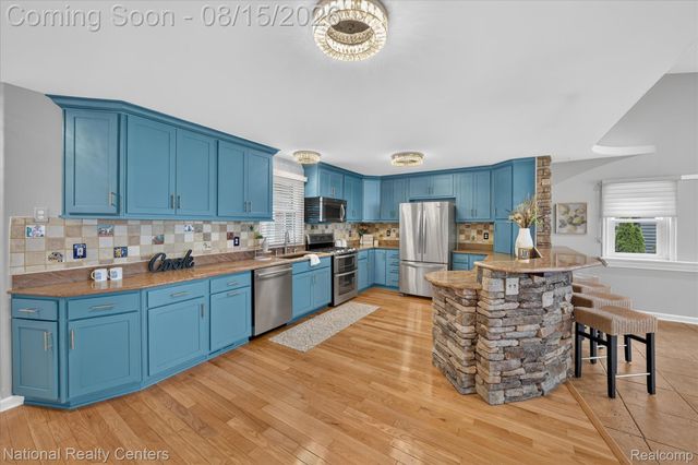 560 Black Oaks Trail, Howell, MI 48843