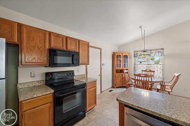 34384 Manor Run Circle, Sterling Heights, MI 48312
