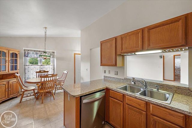 34384 Manor Run Circle, Sterling Heights, MI 48312