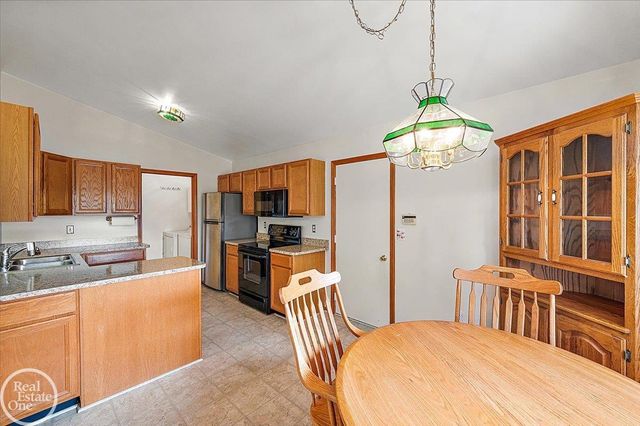 34384 Manor Run Circle, Sterling Heights, MI 48312